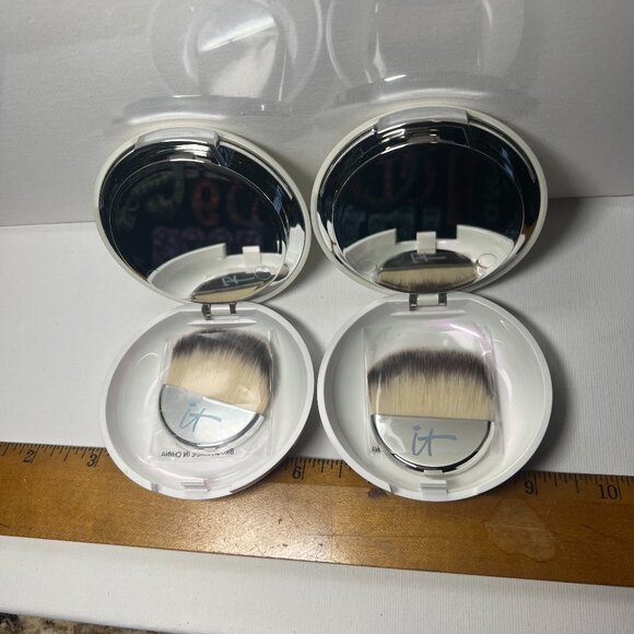 New: Two Celebration Foundation Illumination Foundation Compacts,  Light - Picture 4 of 5